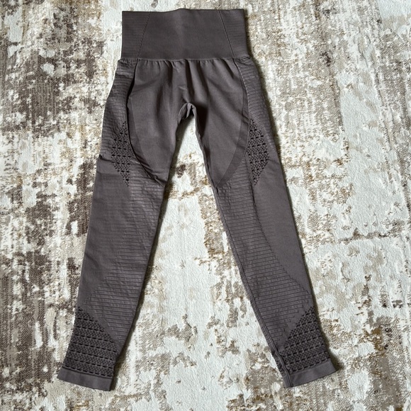 Taupey Purple Seamless Leggings with Small Cutout Designs Sz S - Picture 2 of 11